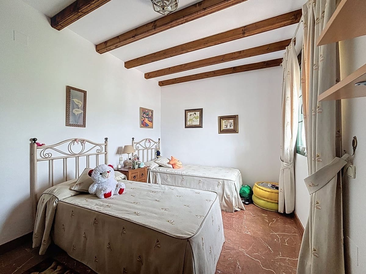 6 bedroom Villa for sale in Vinuela with pool garage - € 850,000 (Ref: 10128678)