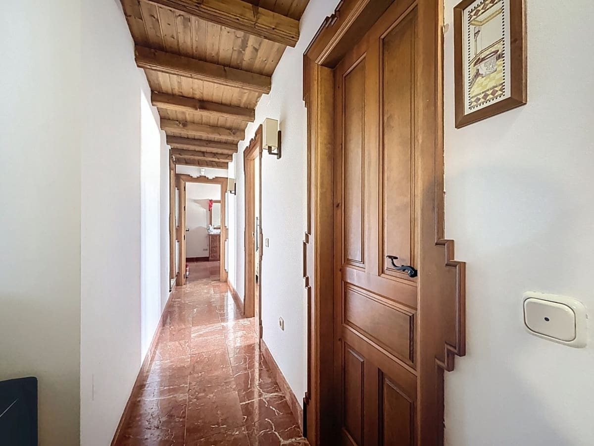6 bedroom Villa for sale in Vinuela with pool garage - € 850,000 (Ref: 10128678)
