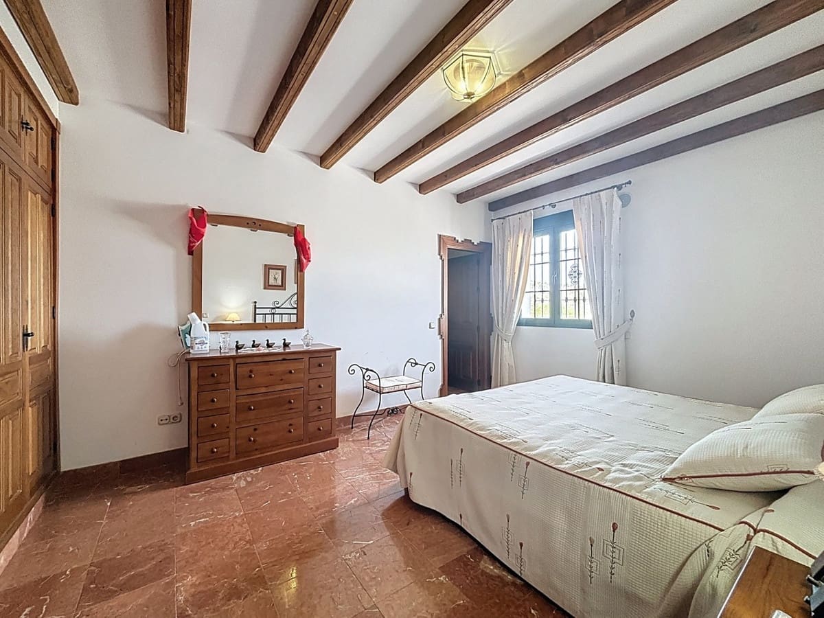6 bedroom Villa for sale in Vinuela with pool garage - € 850,000 (Ref: 10128678)