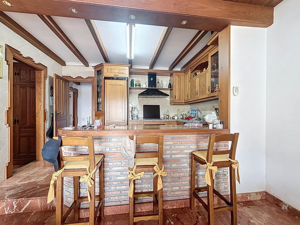 6 bedroom Villa for sale in Vinuela with pool garage - € 850,000 (Ref: 10128678)