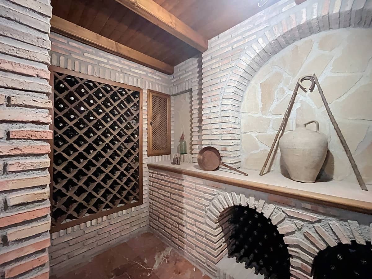 6 bedroom Villa for sale in Vinuela with pool garage - € 850,000 (Ref: 10128678)
