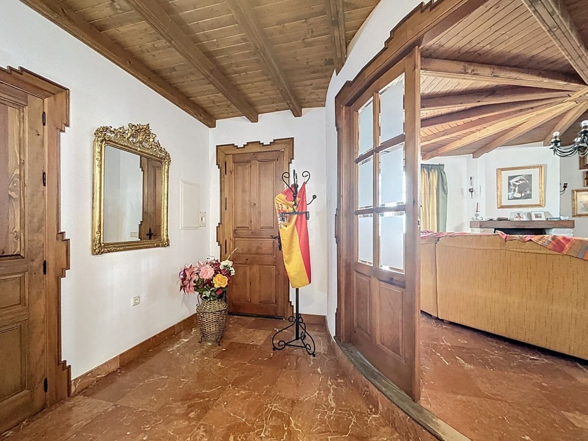 6 bedroom Villa for sale in Vinuela with pool garage - € 850,000 (Ref: 10128678)