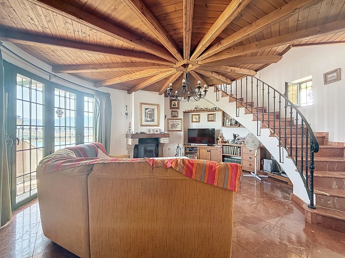 6 bedroom Villa for sale in Vinuela with pool garage - € 850,000 (Ref: 10128678)