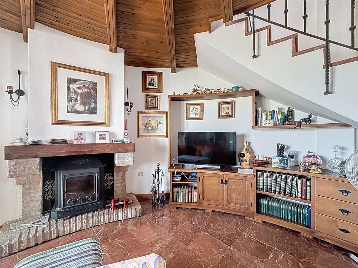 6 bedroom Villa for sale in Vinuela with pool garage - € 850,000 (Ref: 10128678)