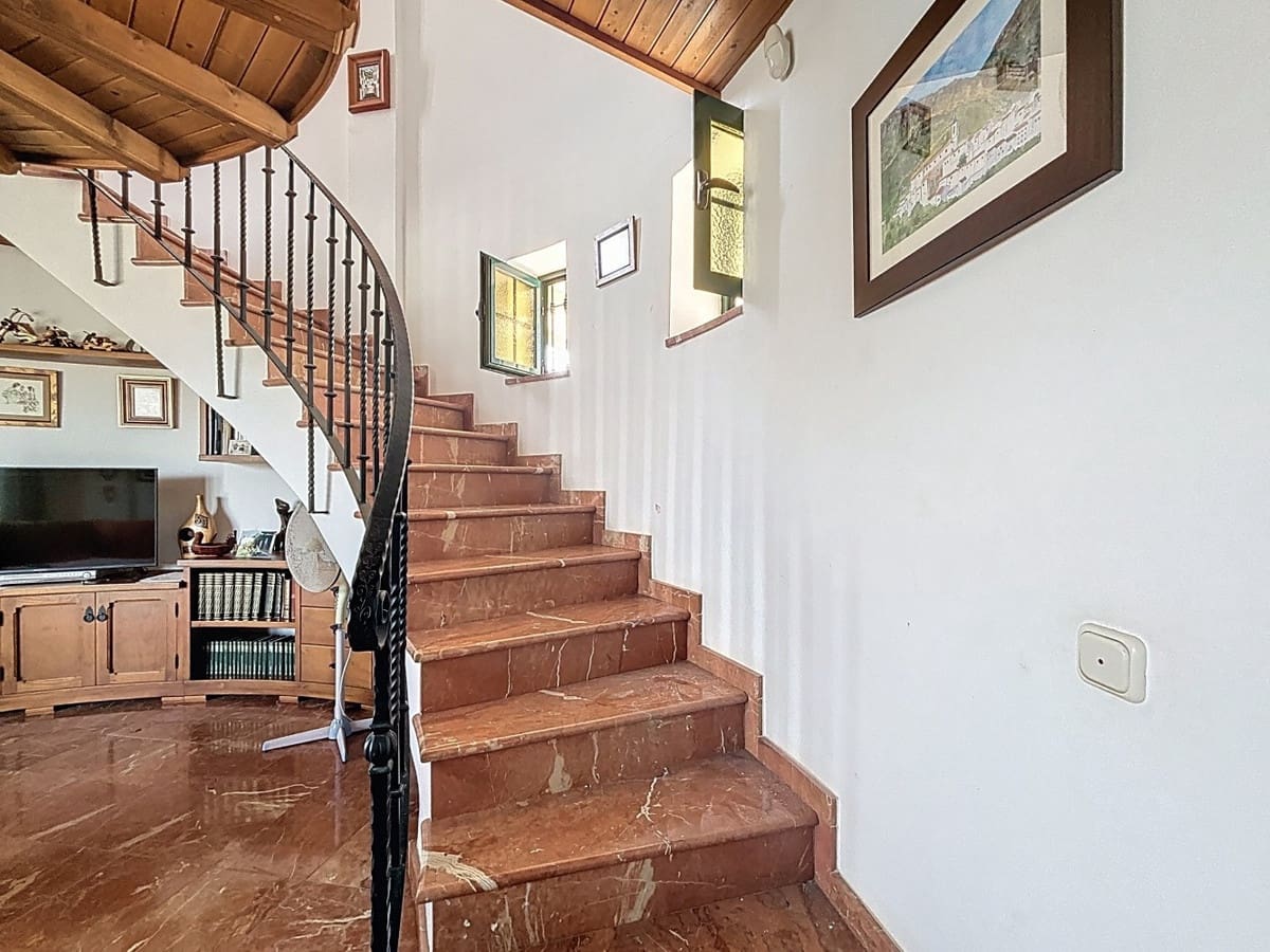 6 bedroom Villa for sale in Vinuela with pool garage - € 850,000 (Ref: 10128678)