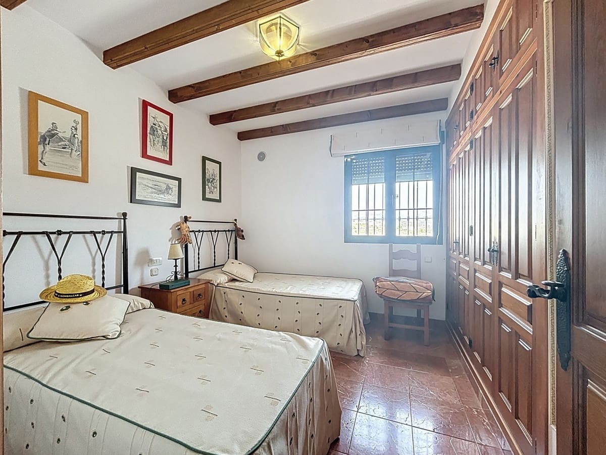 6 bedroom Villa for sale in Vinuela with pool garage - € 850,000 (Ref: 10128678)