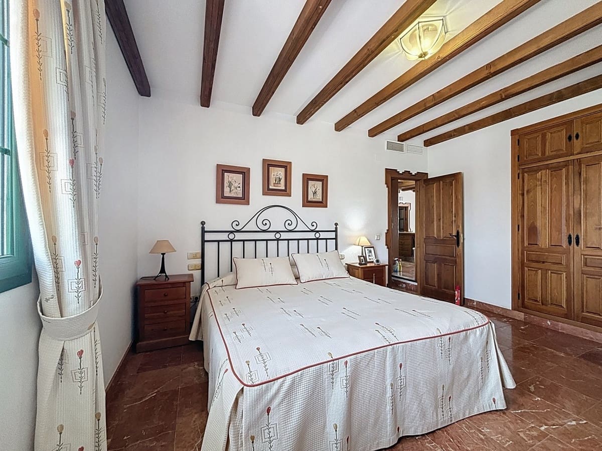 6 bedroom Villa for sale in Vinuela with pool garage - € 850,000 (Ref: 10128678)