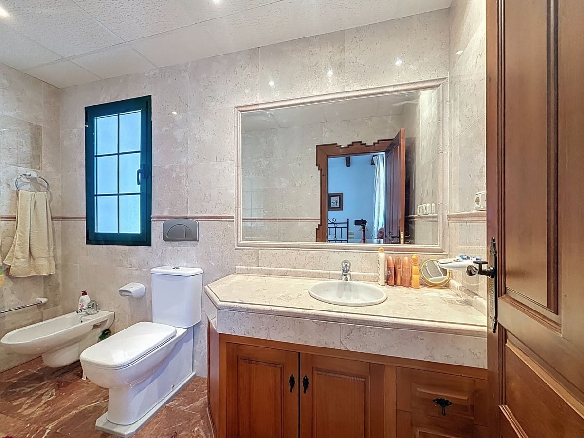 6 bedroom Villa for sale in Vinuela with pool garage - € 850,000 (Ref: 10128678)