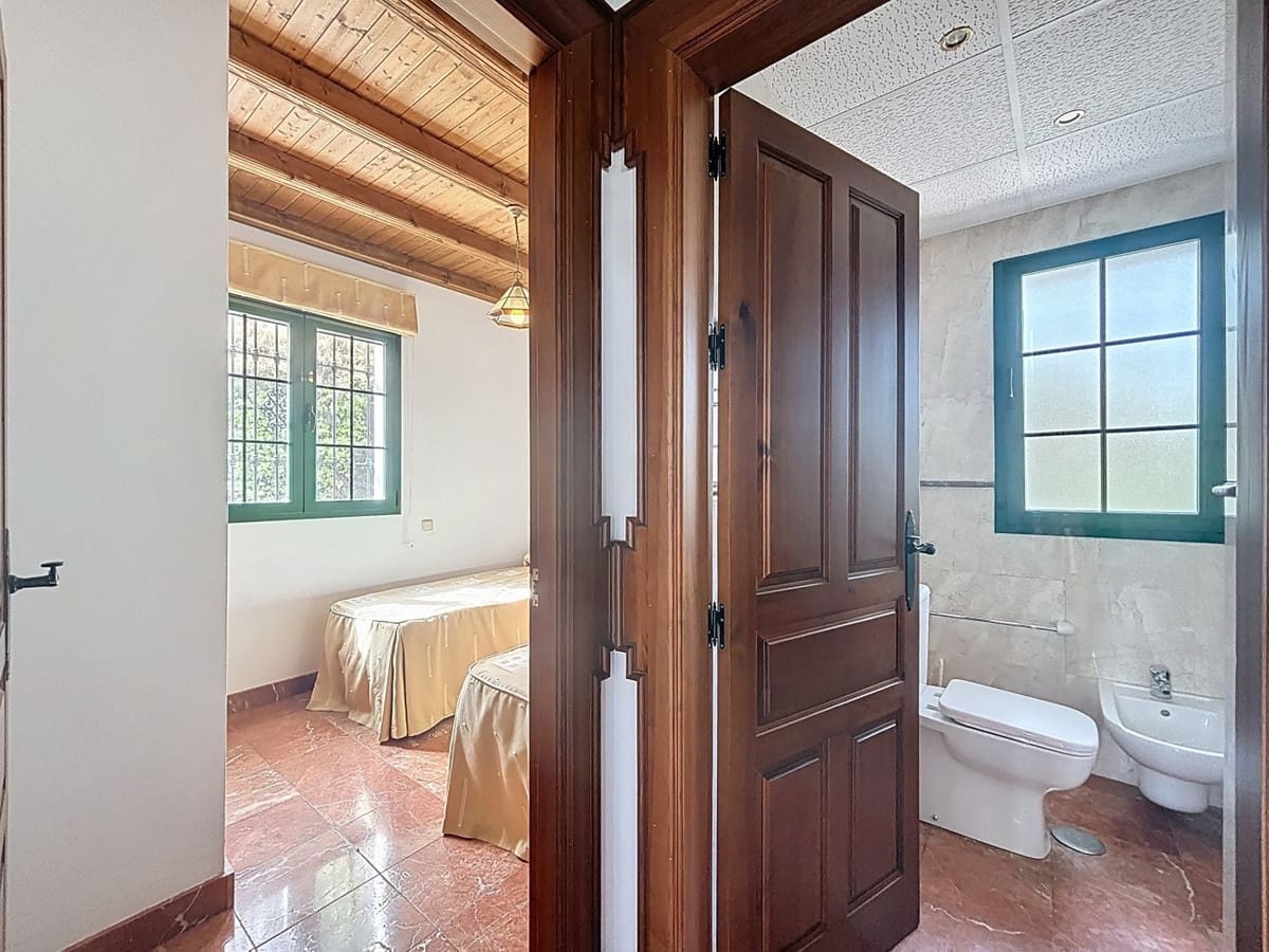 6 bedroom Villa for sale in Vinuela with pool garage - € 850,000 (Ref: 10128678)