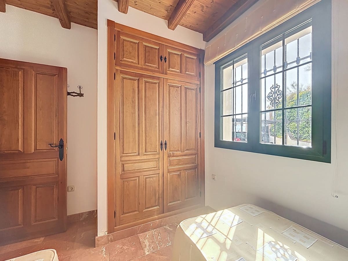 6 bedroom Villa for sale in Vinuela with pool garage - € 850,000 (Ref: 10128678)