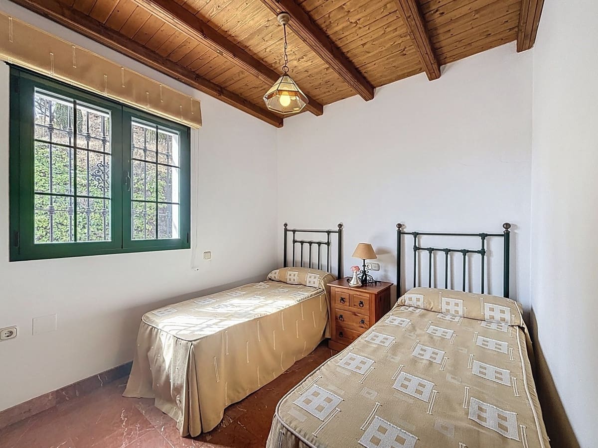 6 bedroom Villa for sale in Vinuela with pool garage - € 850,000 (Ref: 10128678)