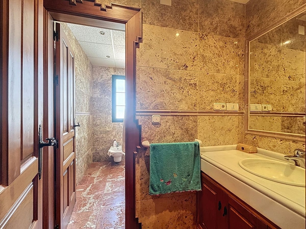 6 bedroom Villa for sale in Vinuela with pool garage - € 850,000 (Ref: 10128678)