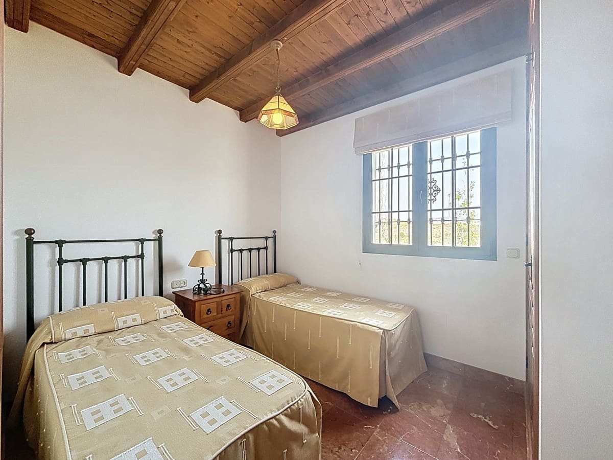 6 bedroom Villa for sale in Vinuela with pool garage - € 850,000 (Ref: 10128678)