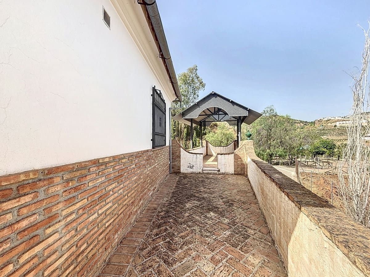 6 bedroom Villa for sale in Vinuela with pool garage - € 850,000 (Ref: 10128678)