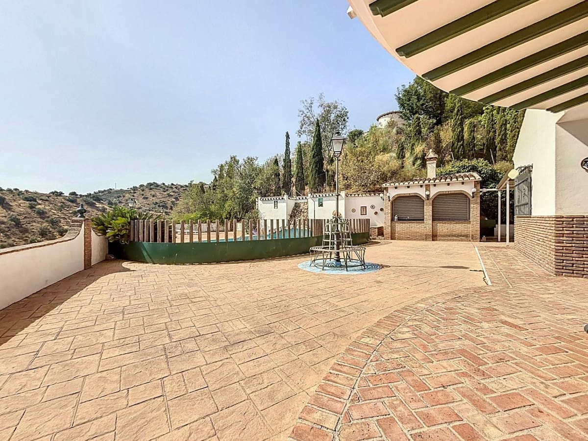 6 bedroom Villa for sale in Vinuela with pool garage - € 850,000 (Ref: 10128678)