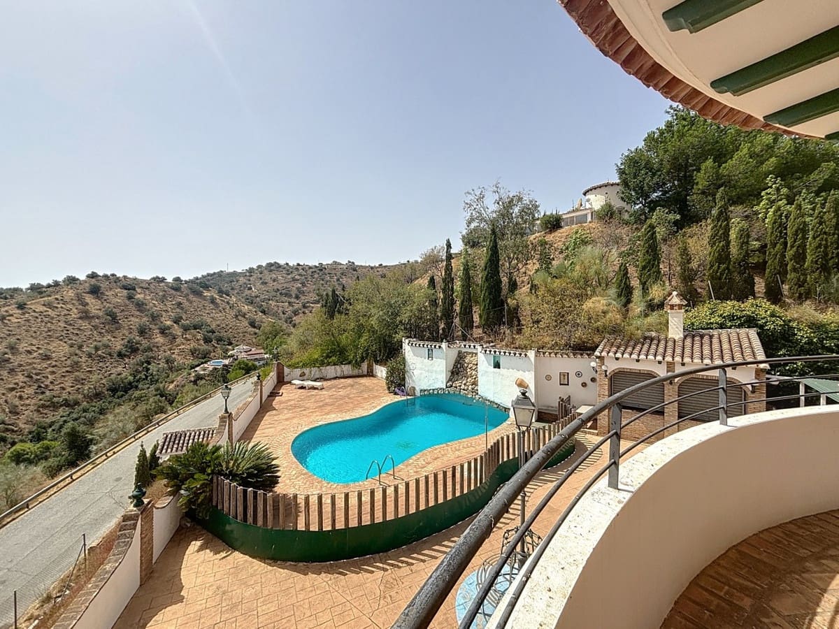 6 bedroom Villa for sale in Vinuela with pool garage - € 850,000 (Ref: 10128678)