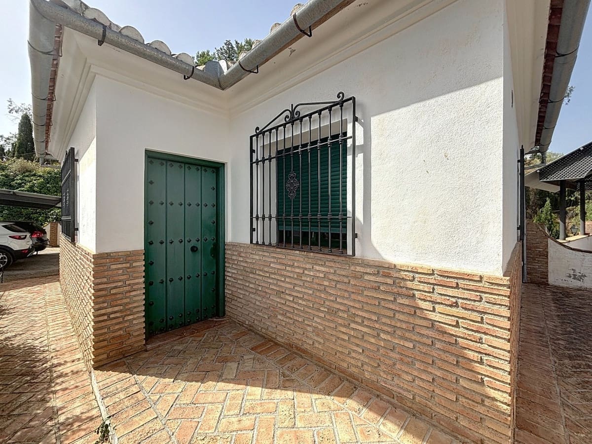 6 bedroom Villa for sale in Vinuela with pool garage - € 850,000 (Ref: 10128678)