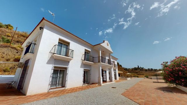7 sovrum Villa till salu i Macharaviaya med pool garage - 995 000 € (Ref: 10128679)