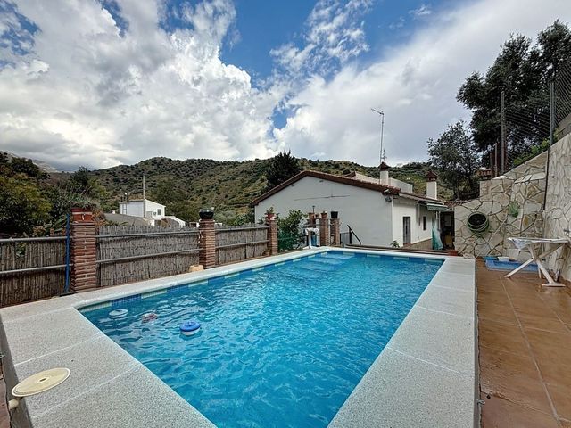 5 bedroom Villa for sale in Viñuela with pool garage - € 360,000 (Ref: 10128683)