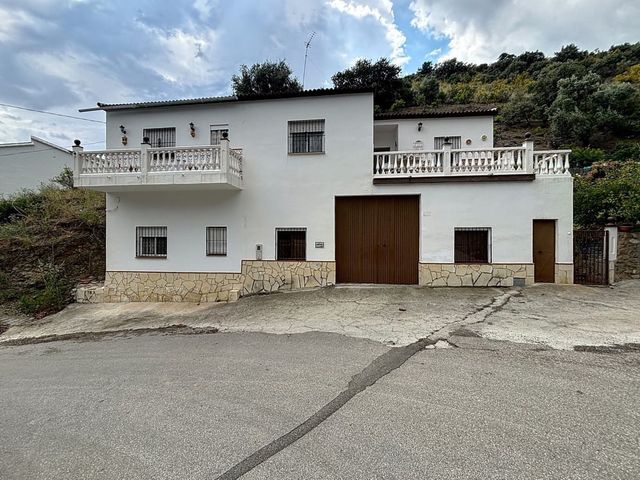 5 bedroom Villa for sale in Viñuela with pool garage - € 360,000 (Ref: 10128683)
