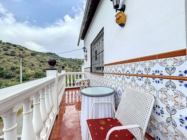 5 bedroom Villa for sale in Viñuela with pool garage - € 360,000 (Ref: 10128683)
