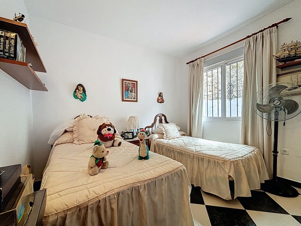 5 bedroom Villa for sale in Vinuela with pool garage - € 360,000 (Ref: 10128683)