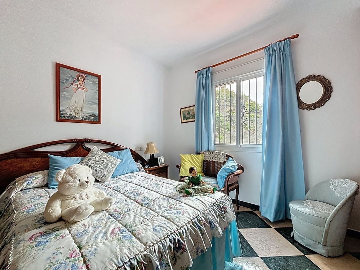 5 bedroom Villa for sale in Vinuela with pool garage - € 360,000 (Ref: 10128683)