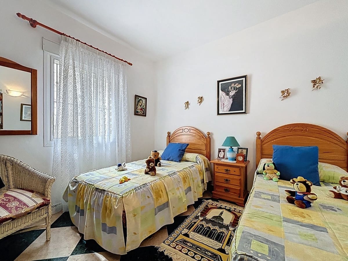 5 bedroom Villa for sale in Vinuela with pool garage - € 360,000 (Ref: 10128683)