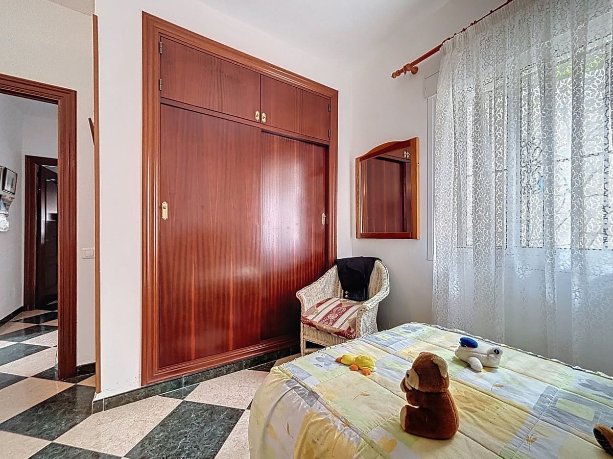 5 bedroom Villa for sale in Vinuela with pool garage - € 360,000 (Ref: 10128683)
