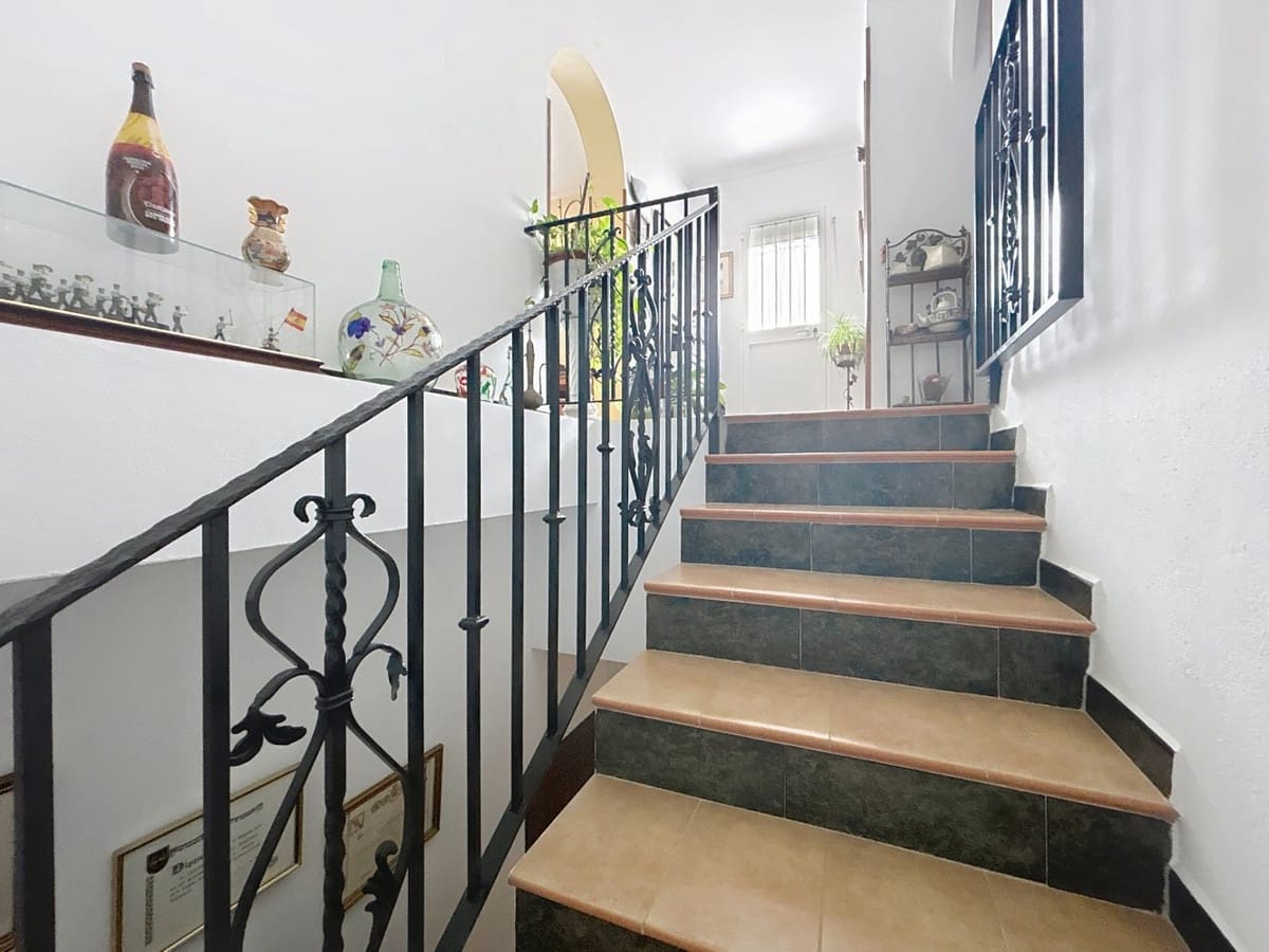 5 bedroom Villa for sale in Vinuela with pool garage - € 360,000 (Ref: 10128683)