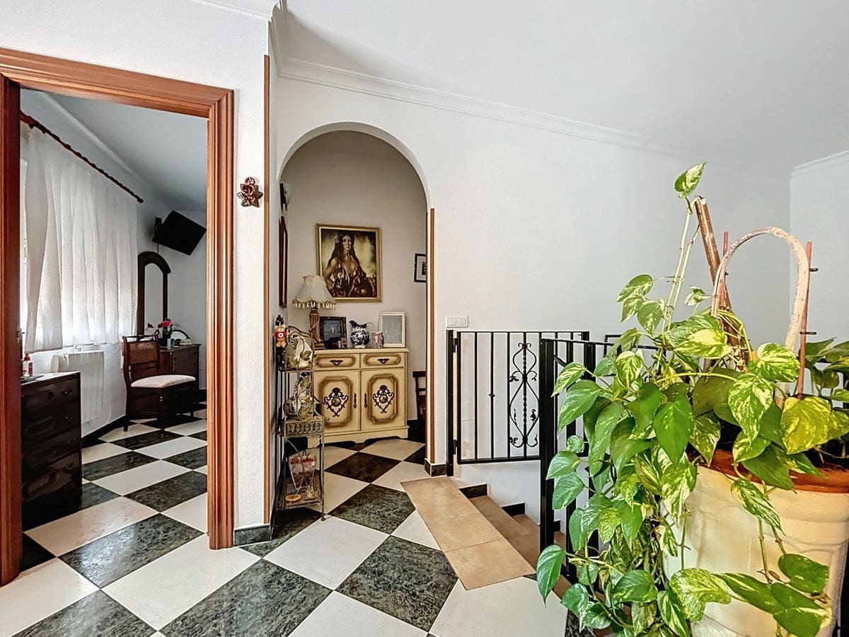 5 bedroom Villa for sale in Vinuela with pool garage - € 360,000 (Ref: 10128683)