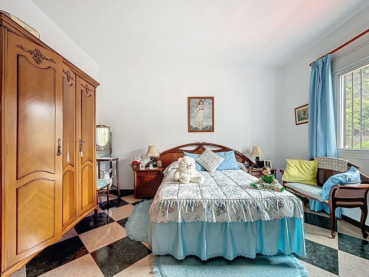 5 bedroom Villa for sale in Vinuela with pool garage - € 360,000 (Ref: 10128683)