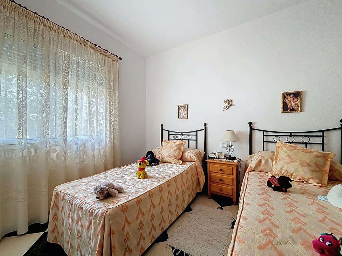5 bedroom Villa for sale in Vinuela with pool garage - € 360,000 (Ref: 10128683)