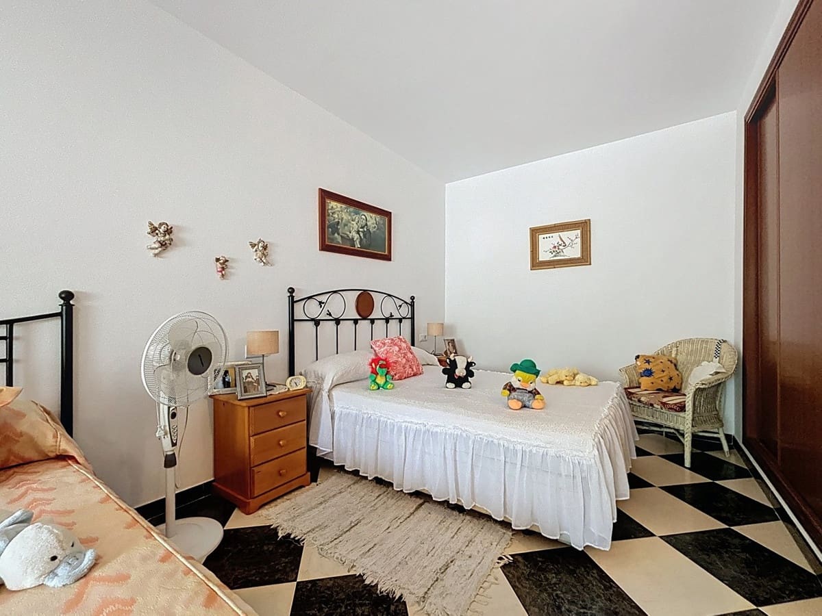 5 bedroom Villa for sale in Vinuela with pool garage - € 360,000 (Ref: 10128683)