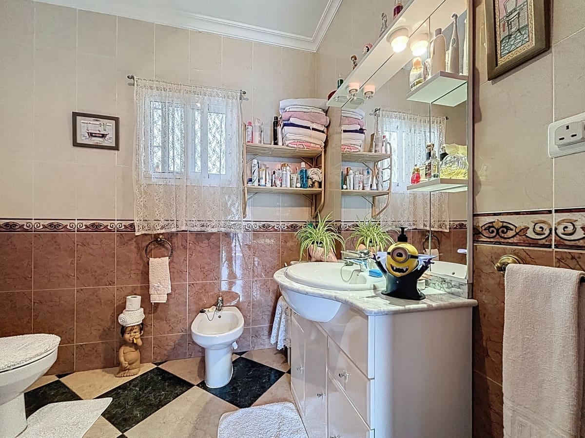 5 bedroom Villa for sale in Vinuela with pool garage - € 360,000 (Ref: 10128683)