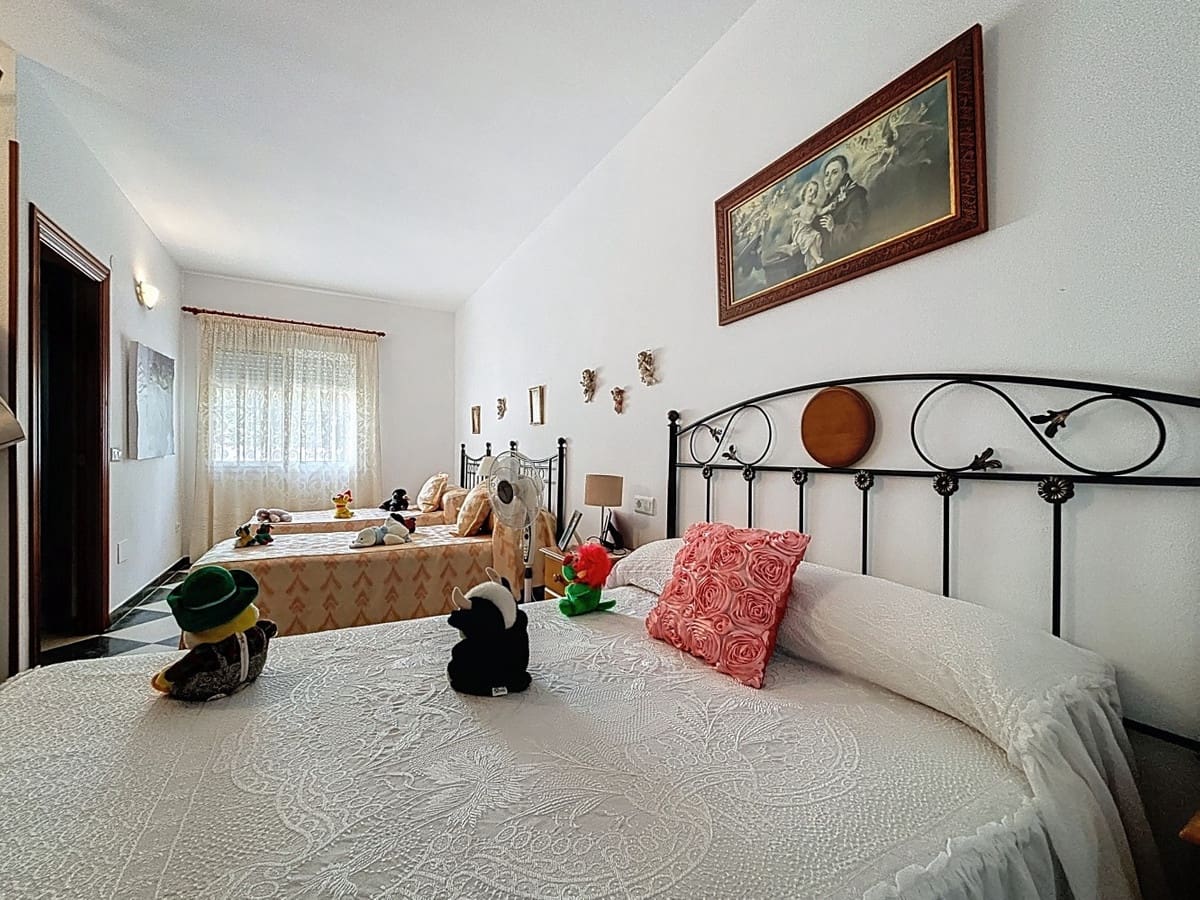 5 bedroom Villa for sale in Vinuela with pool garage - € 360,000 (Ref: 10128683)