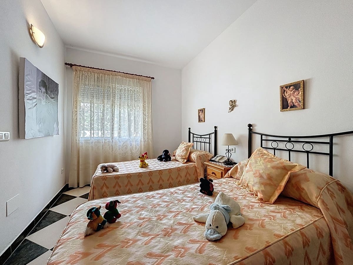 5 bedroom Villa for sale in Vinuela with pool garage - € 360,000 (Ref: 10128683)