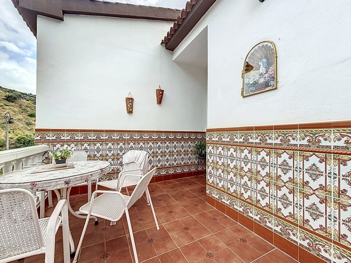 5 bedroom Villa for sale in Vinuela with pool garage - € 360,000 (Ref: 10128683)