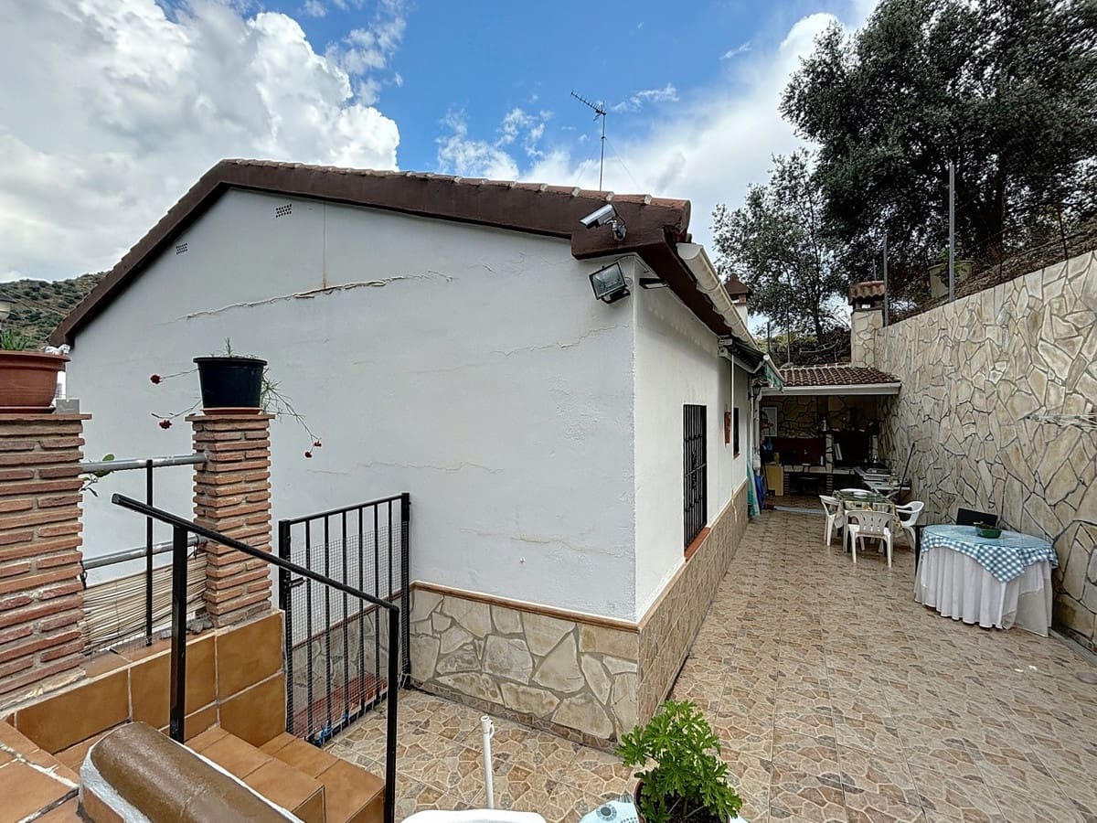5 bedroom Villa for sale in Vinuela with pool garage - € 360,000 (Ref: 10128683)
