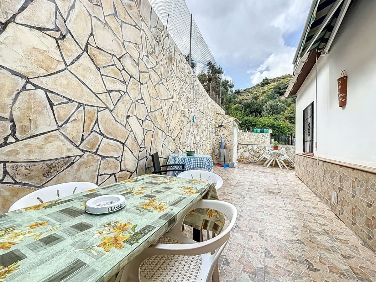 5 bedroom Villa for sale in Vinuela with pool garage - € 360,000 (Ref: 10128683)