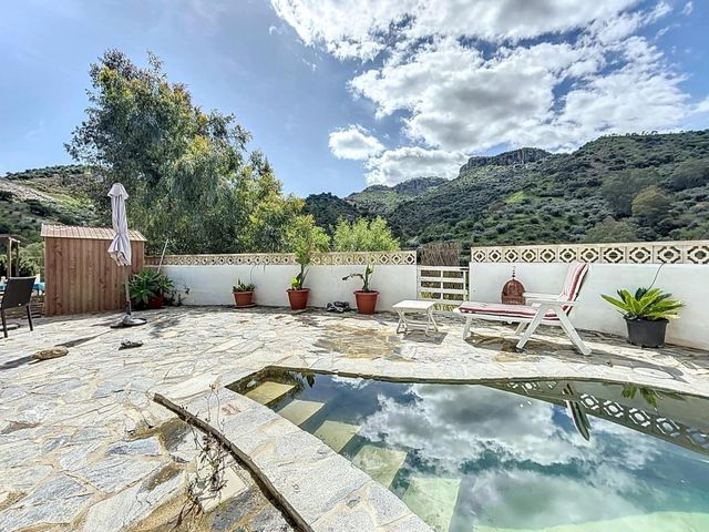 6 Zimmer Villa zu verkaufen in Comares mit Pool Garage - 300.000 € (Ref: 10128686)