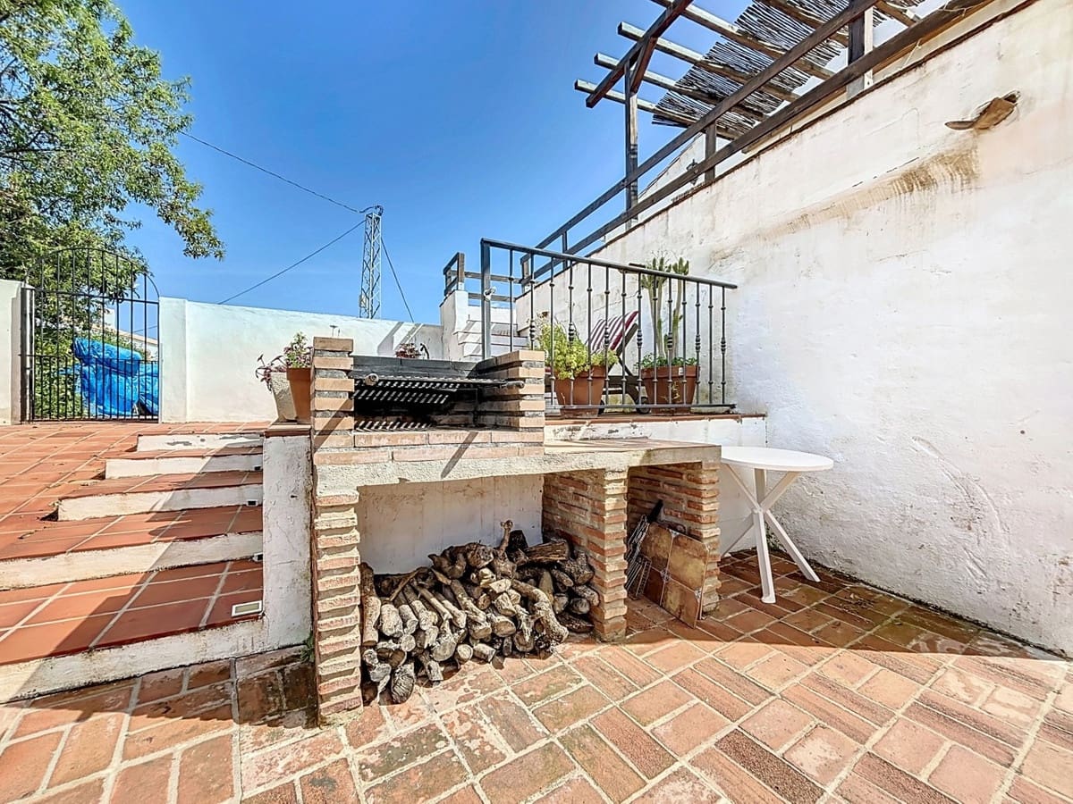 6 Zimmer Villa zu verkaufen in Comares mit Pool Garage - 300.000 € (Ref: 10128686)