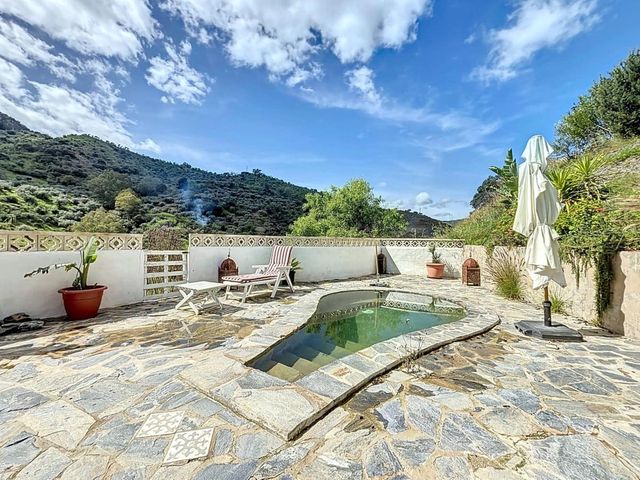 6 Zimmer Villa zu verkaufen in Comares mit Pool Garage - 300.000 € (Ref: 10128686)