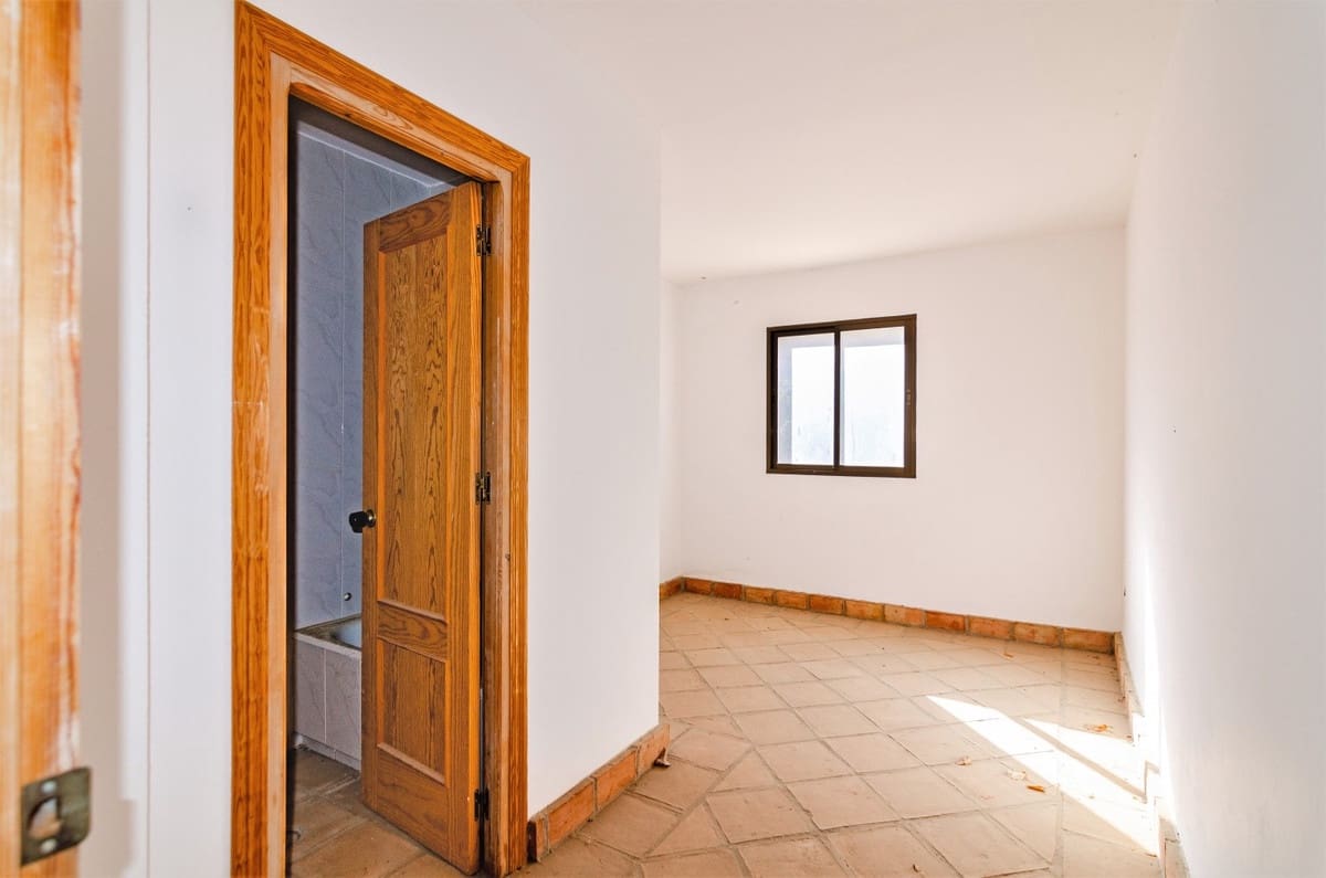 12 soverom Villa til salgs i Vinuela med garasje - € 399 999 (Ref: 10128695)