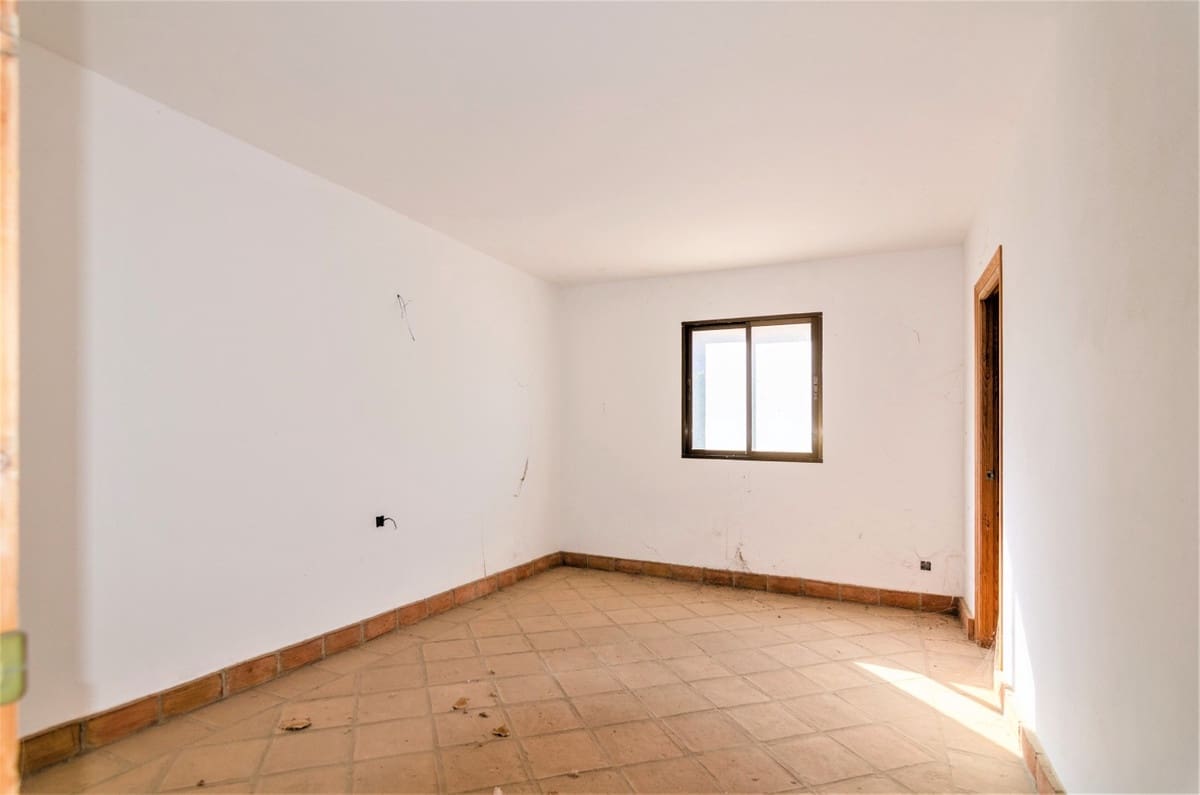 12 soverom Villa til salgs i Vinuela med garasje - € 399 999 (Ref: 10128695)