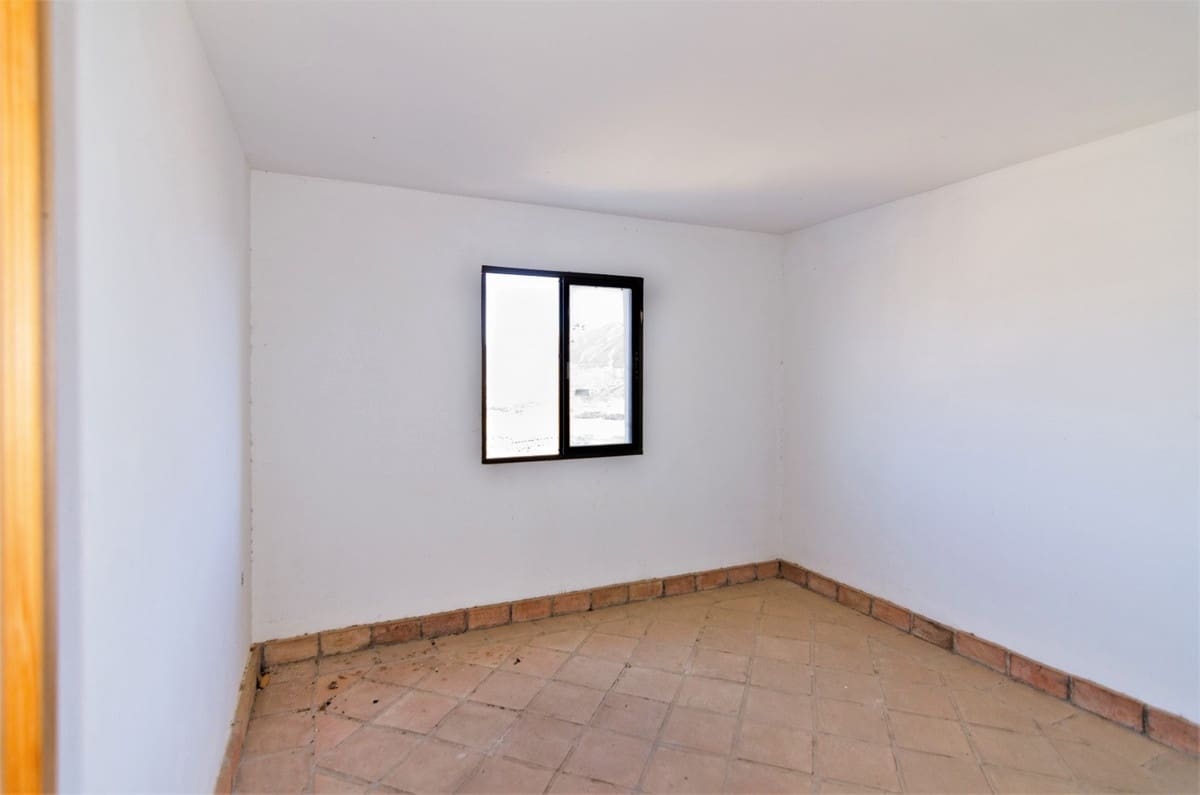 12 soverom Villa til salgs i Vinuela med garasje - € 399 999 (Ref: 10128695)