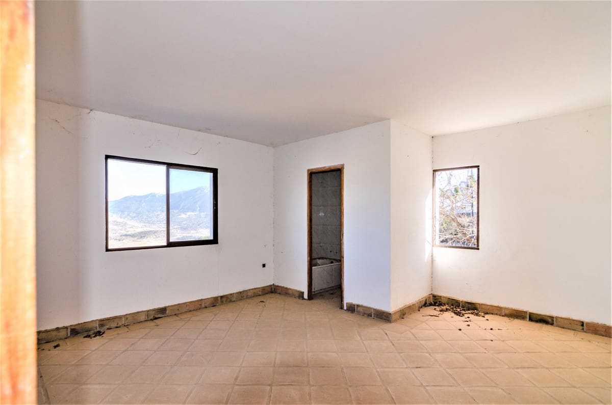 12 soverom Villa til salgs i Vinuela med garasje - € 399 999 (Ref: 10128695)