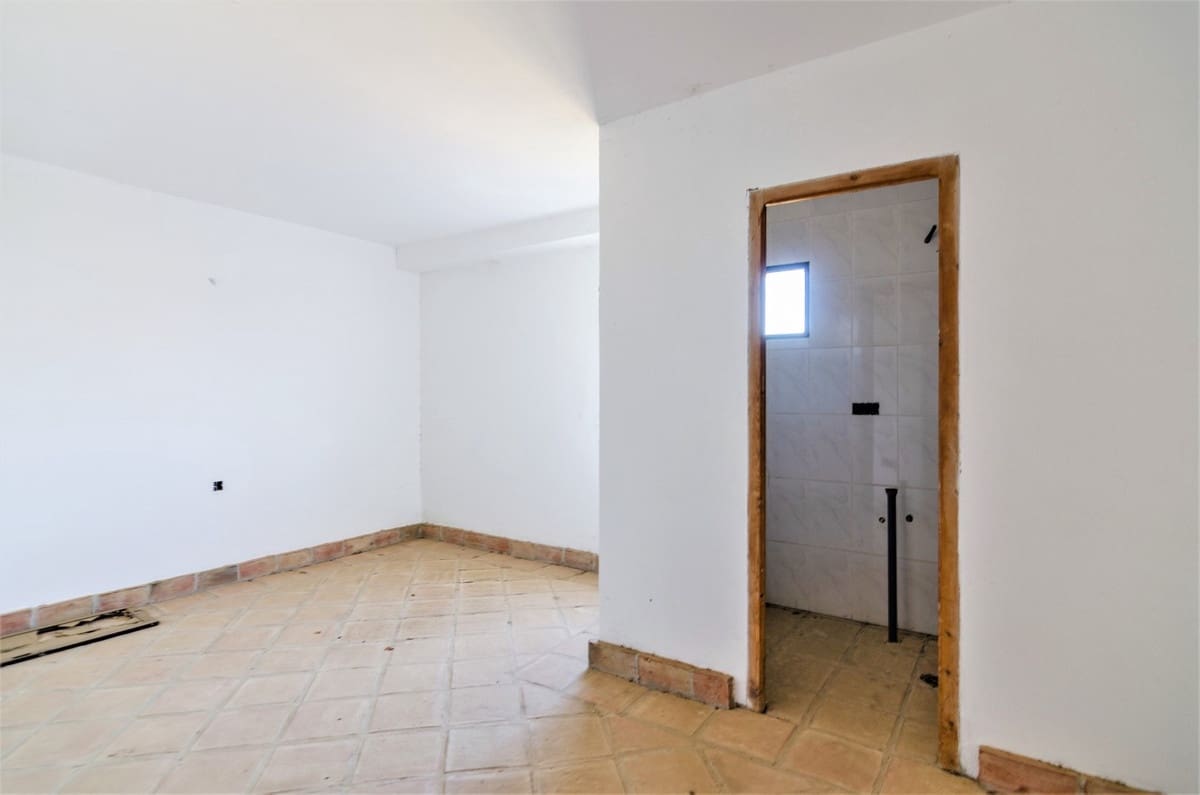 12 bedroom Villa for sale in Vinuela with garage - € 580,000 (Ref: 10128696)