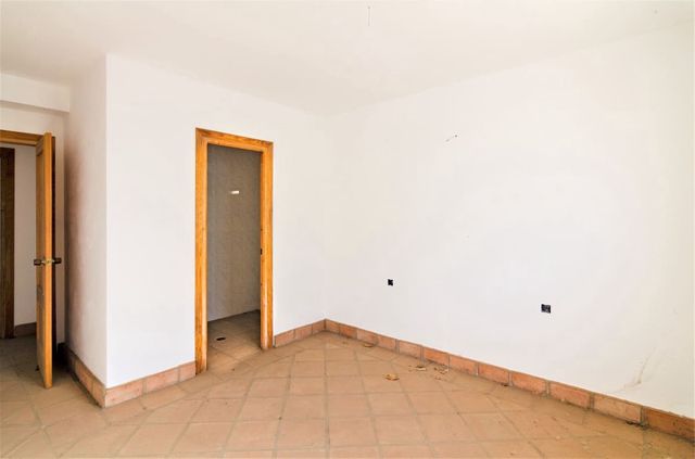 12 bedroom Villa for sale in Viñuela with garage - € 580,000 (Ref: 10128696)