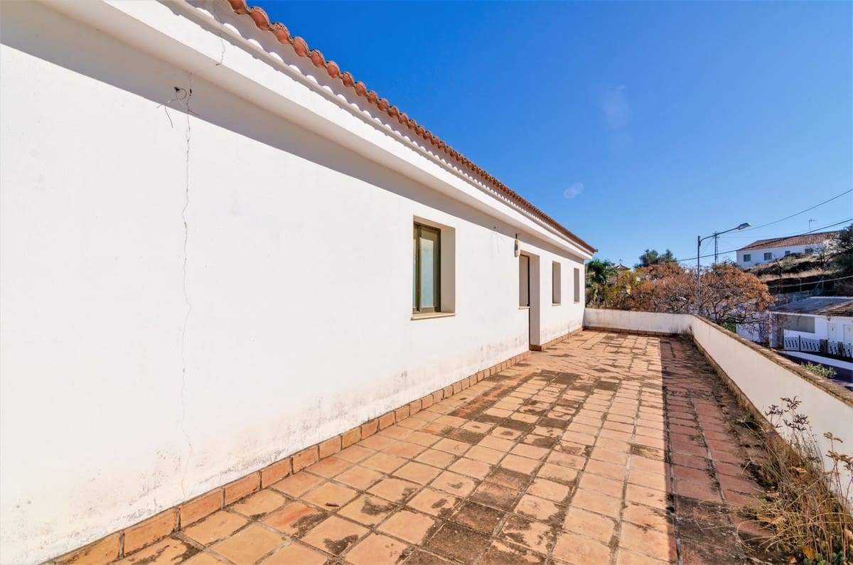 12 bedroom Villa for sale in Vinuela with garage - € 580,000 (Ref: 10128696)